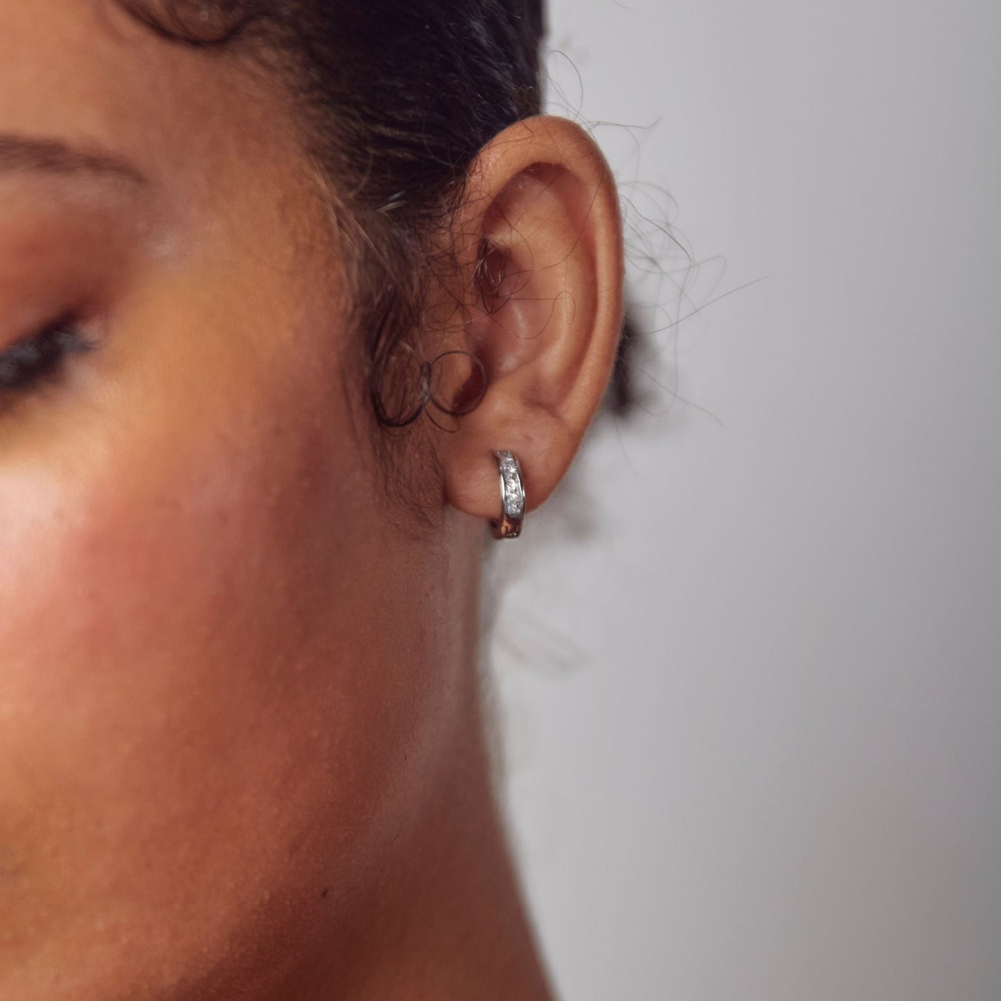 Classic huggie hoop earring(2)